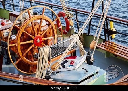 Segelboot, Lenkrad, Yacht, Schiffsdeck, Segelboote, Segeln, Segelboot, Segelboote, Lenkräder, Yachten, Deck mit Schiffen Stockfoto