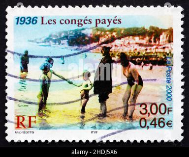 FRANKREICH - UM 2000: Eine in Frankreich gedruckte Marke zeigt bezahlte Ferien, 1936, um 2000 Stockfoto