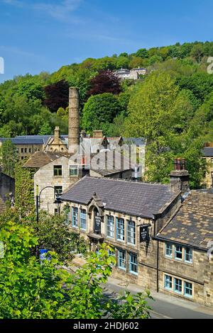 UK, West Yorkshire, Hebden Bridge Blick auf das Stadtzentrum von der Birchcliffe Road. Stockfoto