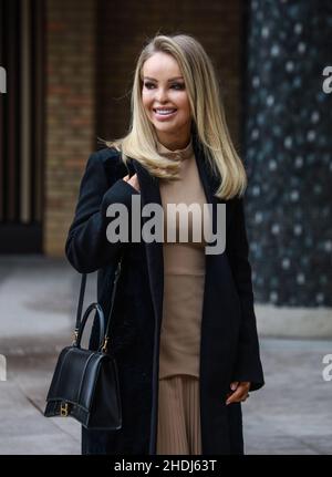 London, Großbritannien. 06th Januar 2022. Katie Piper sah sie vor den ITV Studios, als sie wieder in Loose Women Days ist, nachdem sie mit einem OBE in der New Years Honors Liste geehrt wurde. Kredit: SOPA Images Limited/Alamy Live Nachrichten Stockfoto