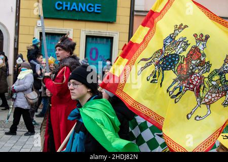 Breslau, Polen. 06th Januar 2022. Ein Kind mit einer Fahne mit dem Bild der biblischen drei Könige während der Epiphanie-Prozession, auch bekannt als Prozession der drei Könige entlang der Straßen des Nowy Targ Platzes. Kredit: SOPA Images Limited/Alamy Live Nachrichten Stockfoto