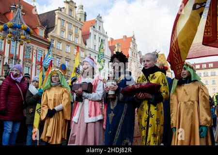 Breslau, Polen. 06th Januar 2022. Kinder in Kostümen gesehen mit Geschenken, während der Epiphanie Prozession auch bekannt als Prozession der drei Könige entlang der Straßen von Nowy Targ Platz. Kredit: SOPA Images Limited/Alamy Live Nachrichten Stockfoto