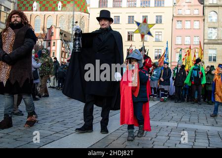 Breslau, Polen. 06th Januar 2022. Der Wroclaw lamplighter in einer schwarzen Robe mit einem Jungen, der als polnischer Ritter gekleidet ist, führt die Epiphanie-Prozession, die auch als Prozession der drei Könige bekannt ist, entlang der Straßen des Nowy Targ Platzes. Kredit: SOPA Images Limited/Alamy Live Nachrichten Stockfoto