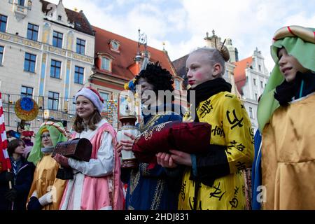 Breslau, Polen. 06th Januar 2022. Kinder in Kostümen gesehen mit Geschenken, während der Epiphanie Prozession auch bekannt als Prozession der drei Könige entlang der Straßen von Nowy Targ Platz. Kredit: SOPA Images Limited/Alamy Live Nachrichten Stockfoto