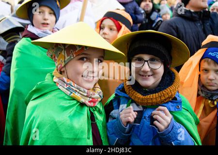 Breslau, Polen. 06th Januar 2022. Kinder in Kostümen, die Kopfbedeckungen aus Asien während der Epiphanie-Prozession darstellen, die auch als Prozession der drei Könige entlang der Straßen des Nowy Targ-Platzes bekannt ist. Kredit: SOPA Images Limited/Alamy Live Nachrichten Stockfoto