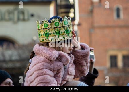 Breslau, Polen. 06th Januar 2022. Ein Mädchen, das während der Epiphanie-Prozession eine Papierkrone trug, auch bekannt als Prozession der drei Könige entlang der Straßen des Nowy Targ Platzes. Kredit: SOPA Images Limited/Alamy Live Nachrichten Stockfoto