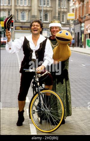 Der walisische Comedian Max Boyce mit Geoffrey Hayes und Zippy George, der Jack and the Beanstalk im Grand Theatre, Wolverhampton, auftrat Stockfoto