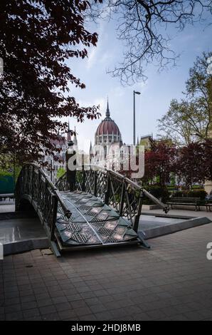 Statue von Imre Nagy gegenüber dem ungarischen Parlamentsgebäude - Országház auf dem Märtyrerplatz Budapest, Ungarn Stockfoto