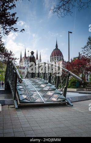 Statue von Imre Nagy gegenüber dem ungarischen Parlamentsgebäude - Országház auf dem Märtyrerplatz Budapest, Ungarn Stockfoto