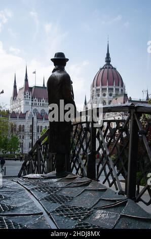 Statue von Imre Nagy gegenüber dem ungarischen Parlamentsgebäude - Országház auf dem Märtyrerplatz Budapest, Ungarn Stockfoto