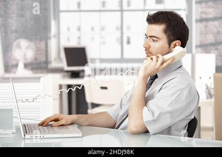 Geschäftsmann, am Telefon, Chef, Geschäftsleute, Führungskraft, Führungskräfte, Führungskräfte, Führungskräfte, Manager, am Telefon Stockfoto