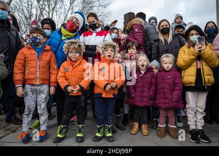 Pamplona, Spanien. 05th Januar 2022. Kinder warten darauf, den Pass der drei Könige in Puente de La Magdalena zu sehen.die Mauern von Pamplona wurden geöffnet, um die drei Könige des Ostens zu empfangen. Zu der geplanten Zeit überquerten sie auf ihren treuen Dromedaren Romeo, Baffi und Pesao die Brücke von La Magdalena Melchor, Gaspar und Baltasar, die ihre Tradition erfüllten, und überquerten das Portal de France, um das Stadtzentrum neben seinem bunten Gefolge zu erreichen. (Foto von Nacho Boullosa/SOPA Images/Sipa USA) Quelle: SIPA USA/Alamy Live News Stockfoto