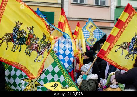 Breslau, Polen. 06th Januar 2022. Ein Kind mit einer Fahne mit dem Bild der biblischen drei Könige während der Epiphanie-Prozession, auch bekannt als Prozession der drei Könige entlang der Straßen des Nowy Targ Platzes. (Foto von Lidia Mukhamadeeva/SOPA Images/Sipa USA) Quelle: SIPA USA/Alamy Live News Stockfoto