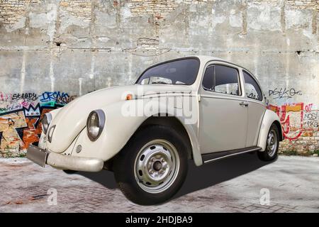 PULA, KROATIEN - 12. DEZEMBER 2016: VW Käfer Oldtimer-Auto vor der Wand mit bunten Graffiti geparkt, Pula, Istrien, Kroatien Stockfoto