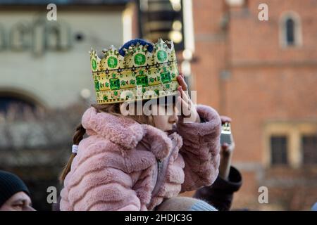 Breslau, Polen. 06th Januar 2022. Ein Mädchen, das während der Epiphanie-Prozession eine Papierkrone trug, auch bekannt als Prozession der drei Könige entlang der Straßen des Nowy Targ Platzes. (Foto von Lidia Mukhamadeeva/SOPA Images/Sipa USA) Quelle: SIPA USA/Alamy Live News Stockfoto