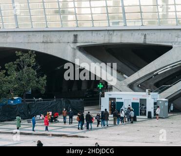 Lissabon, Portugal - 6. Januar 2022: Menschen stehen an einem Wintertag für einen kostenlosen Covid-Test vor dem Bahnhof Oriente in Lissabon, Portugal, an Stockfoto