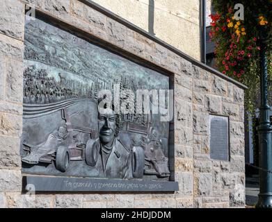 Das Denkmal für Thomas Maldwyn Pryce ein Formel-1-Rennfahrer, der 1977 beim Grand Prix von Südafrika in Ruthin, Denbighshire, North Wales, Großbritannien, getötet wurde. Stockfoto