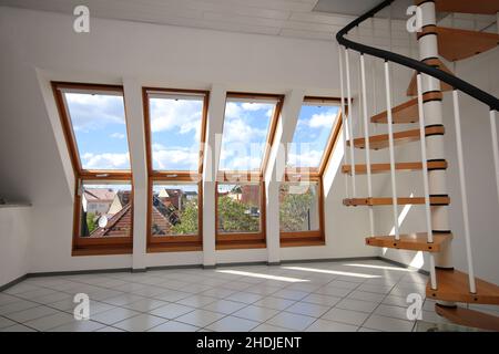 Dachfenster, Wendeltreppe, Dachwohnung, Dachfenster, Wendeltreppen, Treppen, Abroff oben, Dachwohnungen Stockfoto