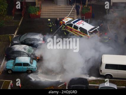 Kiew, Ukraine. 7. Oktober 2021. Feuerwehrleute löschen brennendes geparktes Auto Stockfoto