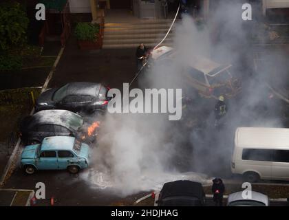 Kiew, Ukraine. 7. Oktober 2021. Feuerwehrleute löschen brennendes geparktes Auto Stockfoto