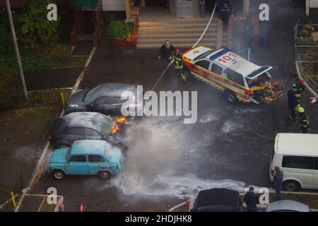 Kiew, Ukraine. 7. Oktober 2021. Feuerwehrleute löschen brennendes geparktes Auto Stockfoto