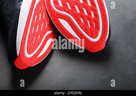 Nahaufnahme der Sohle eines Sport-Laufschuhs zum Laufen in roter Sporttechnologie Stockfoto