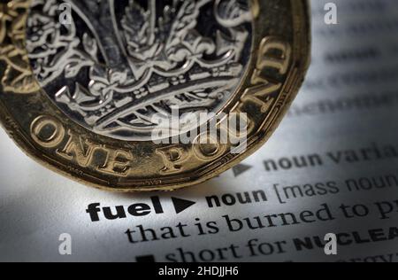 WÖRTERBUCH DEFINITION DES WORTES KRAFTSTOFF MIT EINEM PFUND MÜNZE RE ENERGIE STEIGENDE KOSTEN HEIZUNG BENZIN DIESEL FOSSILE BRENNSTOFFE EMISSIONEN ETC GROSSBRITANNIEN Stockfoto