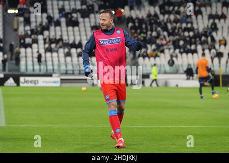 Turin, Italien, 6th. Januar 2022. Amir Rrahmani von SSC Napoli beim Aufwärmen vor dem Spiel der Serie A im Allianz Stadium, Turin. Bildnachweis sollte lauten: Jonathan Moscrop / Sportimage Stockfoto