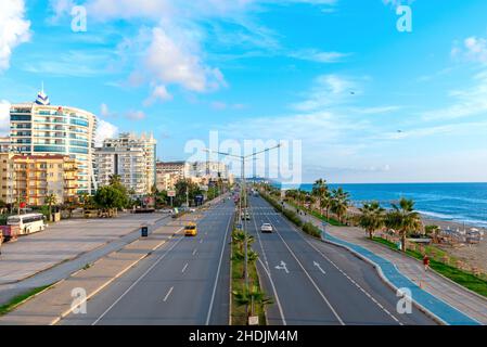 Alanya, Türkei - Dezember 2021: Stadtautobahn vom Stadtzentrum von Alanya in Richtung Gazipashi Flughafen am Mittag. Stockfoto