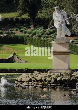 Statue auf dem Gelände der Fountains Abbey, einem zerstörten Zisterzienserkloster in England. Das Hotel liegt etwa 3 Meilen südwestlich von Ripon. Stockfoto