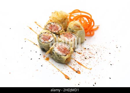 Sushi mit Lachs in Tempura traditionelle Sushi-Rollen auf weißem Hintergrund. Stockfoto
