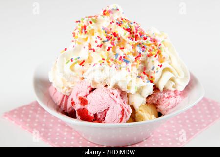 Nachtisch, Erdbeereis, Vanilleeis, Desserts, Eis, Eis, Eis, Erdbeereis, Vanilleeis Stockfoto