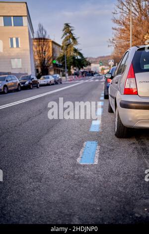 TXANTREA, NAVARRA SPANIEN JANUAR 5 2022: Blauer Parkplatz, der Konflikte zwischen Bewohnern des Stadtteils Txantrea und der Stadt Pamplona verursacht Stockfoto