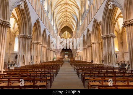 Wells.Somerset.Vereinigtes Königreich.Dezember 30th 2021.Blick auf das Kirchenschiff und die Scherenbögen in der Kathedrale von Wells in Somerset Stockfoto