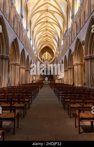 Wells.Somerset.Vereinigtes Königreich.Dezember 30th 2021.Blick auf das Kirchenschiff und die Scherenbögen in der Kathedrale von Wells in Somerset Stockfoto