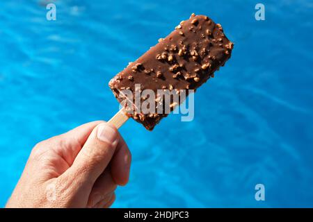 Pool, aromatisiertes Eis, Pools, Holzpfosten, aromatisierte Eiswürfel Stockfoto