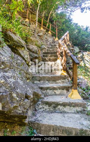 Treppen zum Wasserfall Salto de Baiguate in der Nähe der Stadt Jarabacoa in der Dominikanischen Republik Stockfoto