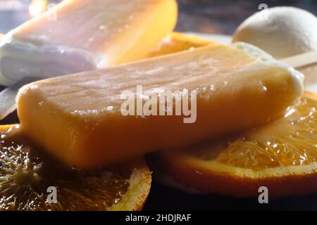 Orangen und Vanilleeis schmelzen auf der Küchentheke Stockfoto