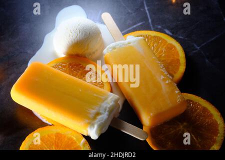 Orangen und Vanilleeis schmelzen auf der Küchentheke Stockfoto