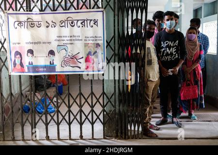 Kalkutta, Indien. 06th Januar 2022. Die Menschen stehen in einer Schlange, während sie vor dem Impfraum des Madhyamgram Rural Hospital, Kalkutta warten.Indien steht vor einer massiven Anhebung der Covid-19-Fälle, berichtet über mehr als 90000 Fälle und 325 Todesfälle in den letzten 24 Stunden, was laut indischen Medienberichten einen starken Anstieg von über 56% verzeichnet. Govt aus Indien hat den Impfprozess sowie RT-PCR-Tests zur Kontrolle der Ausbreitung des Virus hochgefahren. Kredit: SOPA Images Limited/Alamy Live Nachrichten Stockfoto