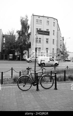 Das Fahrrad ist an einem Pfosten im Stadtzentrum gesperrt. Stockfoto