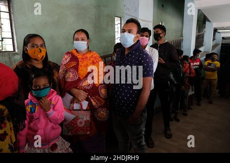 Kalkutta, Indien. 06th Januar 2022. Die Menschen stehen in einer Schlange, während sie vor dem Impfraum des Madhyamgram Rural Hospital, Kalkutta warten.Indien steht vor einer massiven Anhebung der Covid-19-Fälle, berichtet über mehr als 90000 Fälle und 325 Todesfälle in den letzten 24 Stunden, was laut indischen Medienberichten einen starken Anstieg von über 56% verzeichnet. Govt aus Indien hat den Impfprozess sowie RT-PCR-Tests zur Kontrolle der Ausbreitung des Virus hochgefahren. Kredit: SOPA Images Limited/Alamy Live Nachrichten Stockfoto