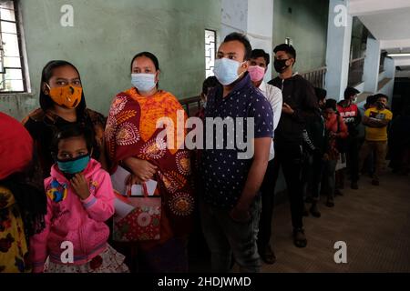 Kalkutta, Indien. 06th Januar 2022. Die Menschen stehen in einer Schlange, während sie vor dem Impfraum des Madhyamgram Rural Hospital, Kalkutta warten.Indien steht vor einer massiven Anhebung der Covid-19-Fälle, berichtet über mehr als 90000 Fälle und 325 Todesfälle in den letzten 24 Stunden, was laut indischen Medienberichten einen starken Anstieg von über 56% verzeichnet. Govt aus Indien hat den Impfprozess sowie RT-PCR-Tests zur Kontrolle der Ausbreitung des Virus hochgefahren. (Foto von Dipayan Bose/SOPA Images/Sipa USA) Quelle: SIPA USA/Alamy Live News Stockfoto