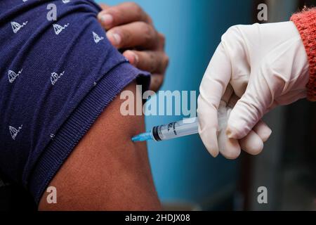 Kalkutta, Indien. 06th Januar 2022. Ein Gesundheitsmitarbeiter verabreicht einem Mann im Madhyamgram Rural Hospital, Kalkata, eine Dosis Covishield-Impfstoff.Indien steht vor einer massiven Anhebung der Covid-19-Fälle, berichtete über 90000 Fälle und 325 Todesfälle in den letzten 24 Stunden, was laut indischen Medienberichten einen starken Anstieg von über 56 % verzeichnete. Govt aus Indien hat den Impfprozess sowie RT-PCR-Tests zur Kontrolle der Ausbreitung des Virus hochgefahren. (Foto von Dipayan Bose/SOPA Images/Sipa USA) Quelle: SIPA USA/Alamy Live News Stockfoto