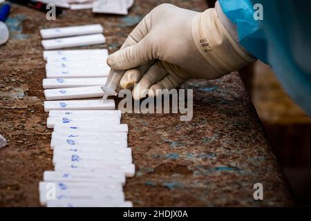 Kalkutta, Indien. 06th Januar 2022. Ein Gesundheitsmitarbeiter nimmt die Abstrichproben für RTPCR-Tests im Madhyamgram Rural Hospital, Kalkata, in Anspruch.Indien steht vor einer massiven Anhebung der Covid-19-Fälle, berichtet über mehr als 90000 Fälle und 325 Todesfälle in den letzten 24 Stunden, was laut indischen Medienberichten einen starken Anstieg von über 56 % verzeichnet. Govt aus Indien hat den Impfprozess sowie RT-PCR-Tests zur Kontrolle der Ausbreitung des Virus hochgefahren. (Foto von Dipayan Bose/SOPA Images/Sipa USA) Quelle: SIPA USA/Alamy Live News Stockfoto