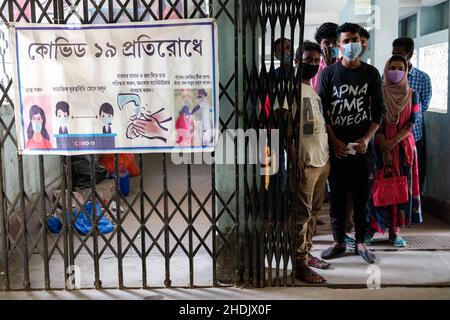 Kalkutta, Indien. 06th Januar 2022. Die Menschen stehen in einer Schlange, während sie vor dem Impfraum des Madhyamgram Rural Hospital, Kalkutta warten.Indien steht vor einer massiven Anhebung der Covid-19-Fälle, berichtet über mehr als 90000 Fälle und 325 Todesfälle in den letzten 24 Stunden, was laut indischen Medienberichten einen starken Anstieg von über 56% verzeichnet. Govt aus Indien hat den Impfprozess sowie RT-PCR-Tests zur Kontrolle der Ausbreitung des Virus hochgefahren. (Foto von Dipayan Bose/SOPA Images/Sipa USA) Quelle: SIPA USA/Alamy Live News Stockfoto