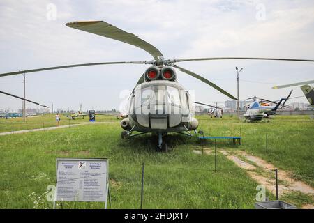 KIEW, UKRAINE - 01. AUGUST 2021: Ukrainische Luftwaffe Mil Mi-8T Hip im Oleg Antonov State Aviation Museum ausgestellt Stockfoto
