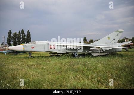 KIEW, UKRAINE - 01. AUGUST 2021: Ukrainische Luftwaffe Sukhoi Su-24M2 Fencer D im Oleg Antonov State Aviation Museum ausgestellt Stockfoto