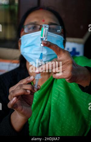 Kalkutta, Indien. 06th Januar 2022. Ein Gesundheitsmitarbeiter bereitet im Madhyamgram Rural Hospital, Kalkutta, eine Dosis Covishield-Impfstoff vor.Indien steht vor einer massiven Anhebung der Covid-19-Fälle, berichtet über mehr als 90000 Fälle und 325 Todesfälle in den letzten 24 Stunden, was laut indischen Medienberichten einen starken Anstieg von über 56 % verzeichnet. Govt aus Indien hat den Impfprozess sowie RT-PCR-Tests zur Kontrolle der Ausbreitung des Virus hochgefahren. (Foto von Dipayan Bose/SOPA Images/Sipa USA) Quelle: SIPA USA/Alamy Live News Stockfoto