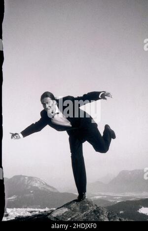 Mann in einem Smoking, der auf einem Berg steht Stockfoto